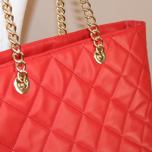 Aldo Large Quilt Pattern Red Tote w/ Gold Chain & Leather Handle - Picture 4 of 11